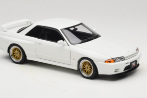 Nissan Skyline GT-R R32 V-Spec II Tuned Crystal White AUTOart 1:18 77416 Metall — bild 6 av 8