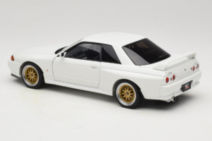 Nissan Skyline GT-R R32 V-Spec II Tuned Crystal White AUTOart 1:18 77416 Metall — bild 7 av 8