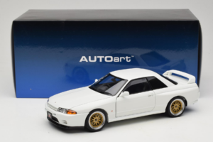 Nissan Skyline GT-R R32 V-Spec II Tuned Crystal White AUTOart 1:18 77416 Metall — bild 8 av 8