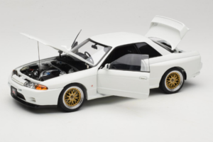 Nissan Skyline GT-R R32 V-Spec II Tuned Crystal White AUTOart 1:18 77416 Metall — bild 2 av 8
