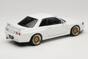 Nissan Skyline GT-R R32 V-Spec II Tuned Crystal White AUTOart 1:18 77416 Metall — bild 3 av 8