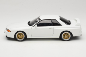 Nissan Skyline GT-R R32 V-Spec II Tuned Crystal White AUTOart 1:18 77416 Metall — bild 4 av 8