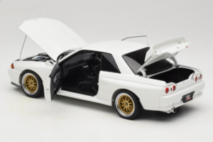 Nissan Skyline GT-R R32 V-Spec II Tuned Crystal White AUTOart 1:18 77416 Metall — bild 5 av 8