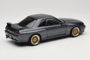 Nissan Skyline GT-R R32 V-Spec II Tuned Gun Grey Metallic AUTOart 1:18 77417 Metall — bild 3 av 8