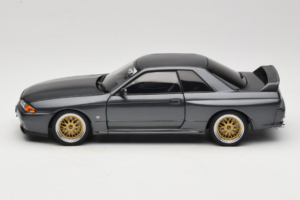 Nissan Skyline GT-R R32 V-Spec II Tuned Gun Grey Metallic AUTOart 1:18 77417 Metall — bild 4 av 8