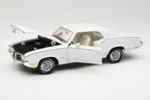 Oldsmobile Cutlass SX Vit ERTL 1:18 33775 Metall — bild 2 av 8