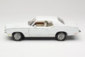 Oldsmobile Cutlass SX Vit ERTL 1:18 33775 Metall — bild 4 av 8