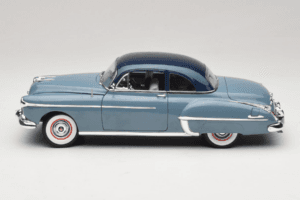 Oldsmobile 88 Blå Grease Auto World 1:18 AWSS103/06 Metall — bild 4 av 8