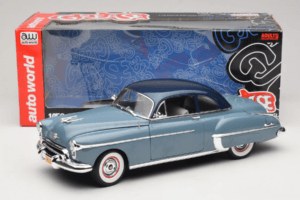Oldsmobile 88 Blå Grease Auto World 1:18 AWSS103/06 Metall — bild 8 av 8
