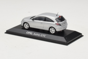 Opel Astra H GTC Silver Minichamps 1:43 ASTRA003 Metall — bild 3 av 4