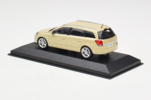 Opel Astra H Kombi Gul Minichamps 1:43 1799098 Metall — bild 3 av 4