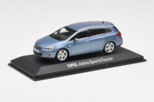 Opel Astra J Sports Tourer Blue Metallic Minichamps 1:43 400049012 Metall — bild 2 av 4