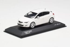 Opel Astra J Vit Minichamps 1:43 400049001 Metall — bild 2 av 4