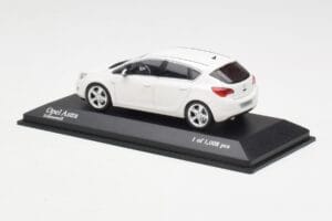 Opel Astra J Vit Minichamps 1:43 400049001 Metall — bild 3 av 4