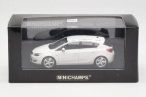 Opel Astra J Vit Minichamps 1:43 400049001 Metall — bild 4 av 4