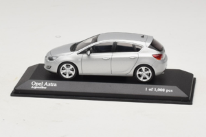 Opel Astra J Silver Minichamps 1:43 400049000 Metall