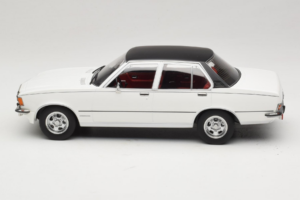 Opel Commodore B Vit MCG 1:18 MCG18564 Metall — bild 3 av 6