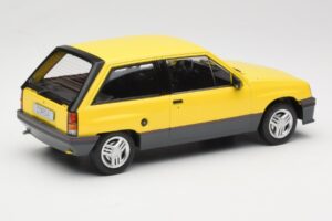 Opel Corsa A SR Gul MCG 1:18 MCG18431 Metall — bild 2 av 6