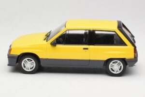 Opel Corsa A SR Gul MCG 1:18 MCG18431 Metall — bild 3 av 6