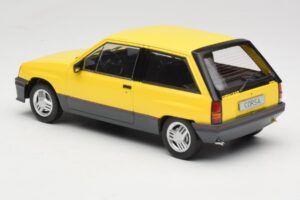 Opel Corsa A SR Gul MCG 1:18 MCG18431 Metall — bild 5 av 6
