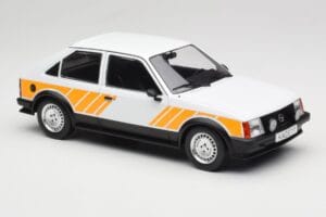 Opel Kadett D SR Vit med Gul Dekor MCG 1:18 MCG18534 Metall — bild 4 av 6