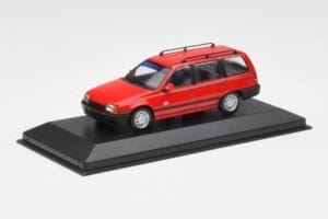 Opel Kadett E Club Kombi Röd Minichamps 1:43 400045910 Metall — bild 3 av 3