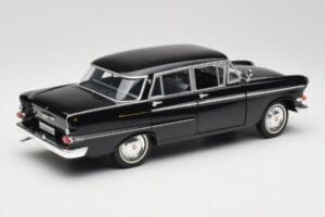 Opel Kapitan P1 Svart Revell 1:18 08822 Metall — bild 3 av 8