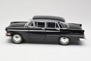 Opel Kapitan P1 Svart Revell 1:18 08822 Metall — bild 4 av 8