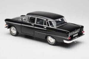 Opel Kapitan P1 Svart Revell 1:18 08822 Metall — bild 7 av 8