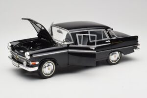 Opel Kapitan P2 Svart Revell 1:18 08821 Metall — bild 2 av 8