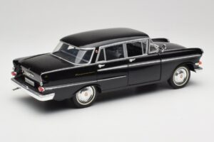 Opel Kapitan P2 Svart Revell 1:18 08821 Metall — bild 3 av 8