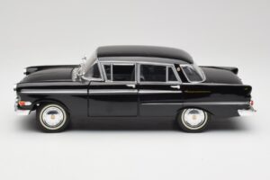 Opel Kapitan P2 Svart Revell 1:18 08821 Metall — bild 4 av 8