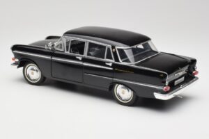 Opel Kapitan P2 Svart Revell 1:18 08821 Metall — bild 7 av 8