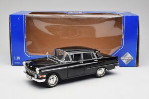 Opel Kapitan P2 Svart Revell 1:18 08821 Metall — bild 8 av 8
