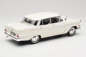Opel Kapitan P2 Vit Revell 1:18 08821-M1 Metall — bild 3 av 8