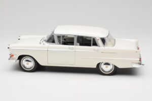 Opel Kapitan P2 Vit Revell 1:18 08821-M1 Metall — bild 4 av 8