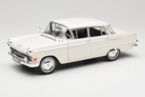 Opel Kapitan P2 Vit Revell 1:18 08821-M1 Metall