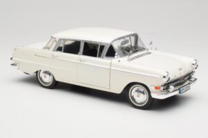 Opel Kapitan P2 Vit Revell 1:18 08821-M1 Metall — bild 6 av 8