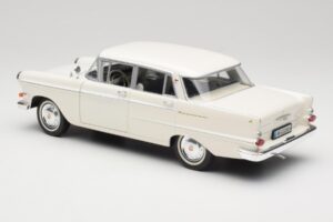 Opel Kapitan P2 Vit Revell 1:18 08821-M1 Metall — bild 7 av 8