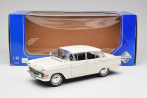 Opel Kapitan P2 Vit Revell 1:18 08821-M1 Metall — bild 8 av 8