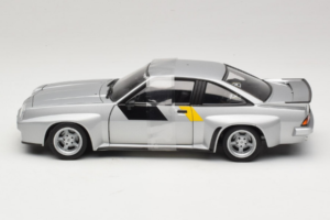Opel Manta 400 Homologation Silver Revell 1:18 8491 Metall — bild 3 av 6