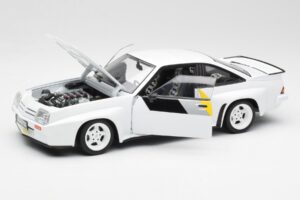 Opel Manta 400 Homologation Vit Revell 1:18 8819 Metall — bild 2 av 8