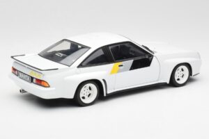 Opel Manta 400 Homologation Vit Revell 1:18 8819 Metall — bild 3 av 8
