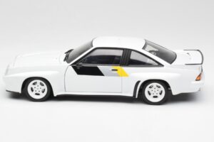 Opel Manta 400 Homologation Vit Revell 1:18 8819 Metall — bild 4 av 8