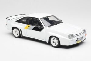 Opel Manta 400 Homologation Vit Revell 1:18 8819 Metall — bild 6 av 8