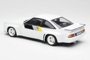 Opel Manta 400 Homologation Vit Revell 1:18 8819 Metall — bild 7 av 8