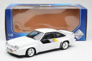 Opel Manta 400 Homologation Vit Revell 1:18 8819 Metall — bild 8 av 8