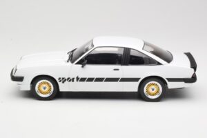 Opel Manta B Sport Vit MCG 1:18 MCG18237 Metall — bild 3 av 6