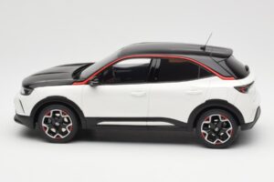 Opel Mokka-E GS Line Jada Vit Otto 1:18 OT1045 Resin — bild 3 av 6