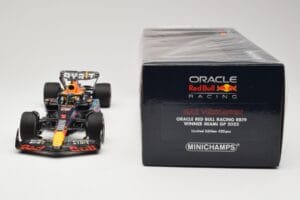 Oracle Red Bull Racing RB19 #1 M. Verstappen Winner Miami GP 2023 Minichamps 1:18 110230501 Metall — bild 6 av 6